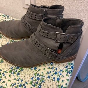 Size 8.5 taupe booties in good used condition